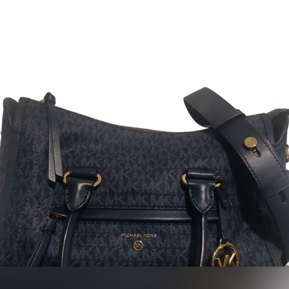 Michael Kors Signature Carine Medium Satchel Navy Blue. - Picture 4 of 9